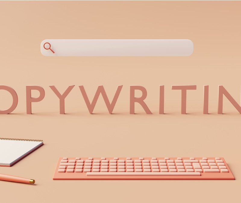 Mot "Copywriting" en 3D écrit avec un clavier et un bloc-note de rédacteur web SEO.